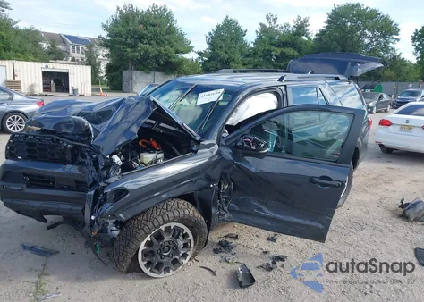 2025 Toyota 4Runner Hybrid Trd Off Road z USA, uszkodzony, nr VIN JTEVB5BR8S5009474